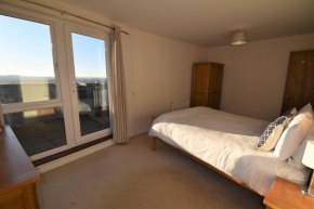 Penthouse Apartment - 3 Bedroom 2 Bathroom - with Balcony, Free Parking, Fast Wifi and Smart TV